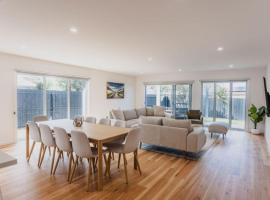 Olive Grove - stroll to the beach!, villa in Ocean Grove