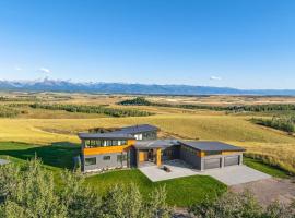 Hot Tub, 23 Mi to Grand Targhee Luxe Retreat, hotell i Tetonia