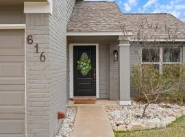 Pool, Games, King Suite 3BR Sleeps 9