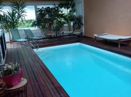 Aux quatre coins du monde, Hotel in Champvoux