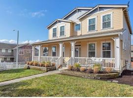 Mansion with impeccable views of sky divers!, hotel v destinaci Snohomish