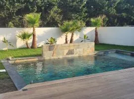 Halte Provence - 2 chambres - Piscine - Salle de bain privée - Parking gratuit