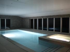 Four Bedroom House With Private Pool - Stunning countryside location with parking close to Chester City Centre, хотел в Честър