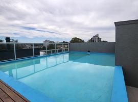Depto céntrico en Pinamar con parrilla y piscina en la terraza – hotel w mieście Pinamar