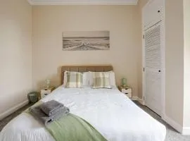 Modern and Stylish 1-Bed Apartment in Dundee City Centre - Perfect for Short or Long Stays & Contractors