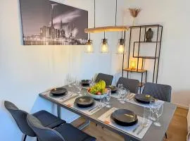 Wohlfühlapartment, Parkplatz, Boxspringbetten, Massagesessel, Nespresso, 1Gbit LAN & WIFI, Innenstadt