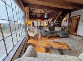 5H Charming Hilltop Farmhouse with Stunning Views & Modern Comforts Near Mountain View Grand Resort