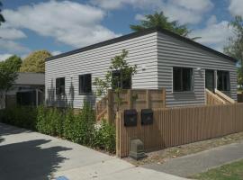 Evolve! Brand new home on Pioneer mins from PN CBD, hotel in Palmerston North
