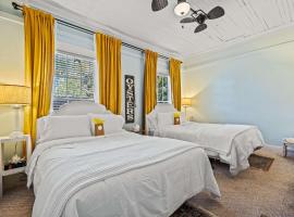 Old Carrabelle Hotel Captains Quarters Suite, hotel v destinaci Carrabelle