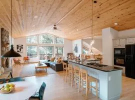 Beautiful And Spacious Home - Walk To Lake & Beach