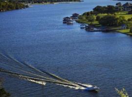 Luxurious & Stunning Kitchen, Mins to Glen Rose Medical Center, 2 Blocks to Lake: Granbury şehrinde bir otel