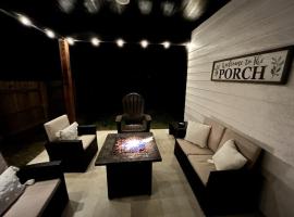 Stunning & Pristine Kitchen-Smart TVs-Modern Gas Firepit-Free Parking, hotel v destinaci Granbury