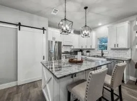 New, Mins to Glen Rose Medical Center, Stunning Kitchen, Gas Fire-Pit