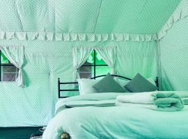 Himalayan Riverside Swiss Cottages Manali #riverside #big garden #parking #bonffire #music #budget friendly #adventure，馬拉里的飯店