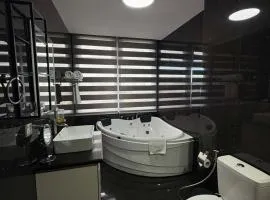 Sheryll Escapes - La Grande Penthouse 1 bedroom with private jacuzzi & Netflix!