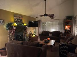 Spacious cozy chalet huge deck over seasonal creek, cabin in Big Bear City Airport