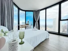 Skyline Retreat 3-Bedroom with Pool, Sauna, Gym and Parking