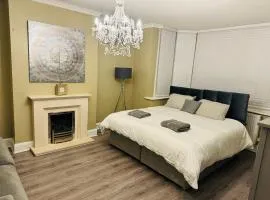 Elegant 5 Bed house Free parking Free WiFi