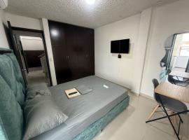 Hermosa habitación a una cuadra del Ventura Plaza 4, homestay ở Cúcuta