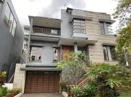 Family Only Cozy Villa on Top of Bandung - De Reiz Iris Syariah 4BR
