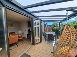 Luxe Chalet met Veranda Tuin en Hottub, Zeeland VP007, hotel v destinácii heinkenszand