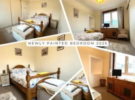 Spacious 2-Level Home by the Beach & Transport