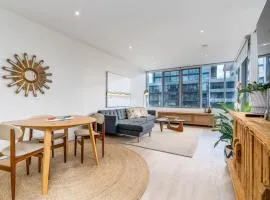 Superbly Convenient Lakefront View Apt - Hosted by Canstay