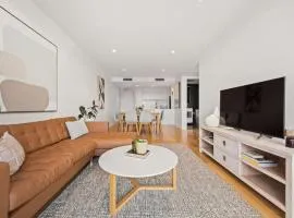 Luxurious Waterfront Unit with Breathtaking Views - Hosted by Canstay