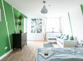 - Forest Retreat Deluxe - 2 Bedroom Apartment - 75 qm - Fully Renovated 2025 with TV & Netflix - King Size Beds - Full Kitchen - Free Parking - Close to Airport & Train -, overnachting in Duisburg