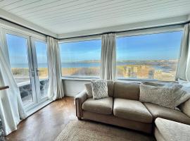 Sea-Views-3 Bed-Detached Bungalow-Secure Garden-Trearddur Bay, caba&ntilde;a en Trearddur