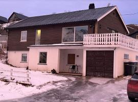 Large detached house in the middle of Lofoten, hotel in Hopen