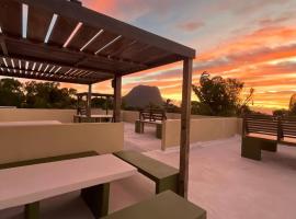 Loukaz -entire Rental Units W Panoramic Rooftop, hotel v destinaci Coteau Raffin