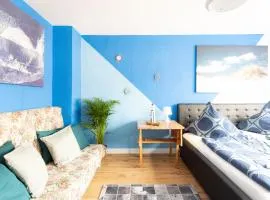 - Ocean Haven Deluxe with Coastal Charm - 2-Room Sea-Inspired Apartment 75 qm - Central Location - Elegant Nautical Design - Renovated in 2024 with TV & Netflix - Full Kitchen & Free Parking - Near Metro & Airport - King Beds -