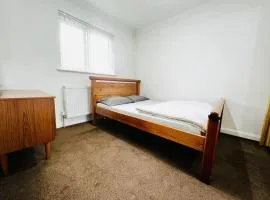 best place in luton-M, free-parking, no-kitchen