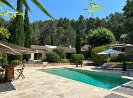 Propriété : 300 M² + (25 M² d'annexe / Pool House) sur 5 ha boisé à 10' d'Aix en Provence