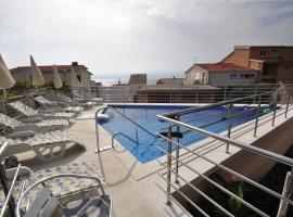 Apartment Joza with pool and sea view, 2 min walk to the beach, hotel di Duće