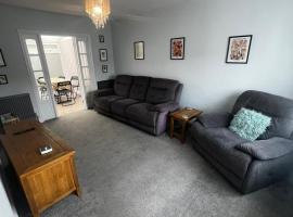 Spacious 3 bed house, garden and parking sleeps 5, ξενοδοχείο σε Belvedere