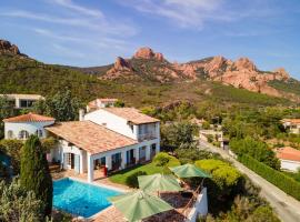 Villa avec vue panoramique et piscine à Saint-Raphael, hotel v destinaci Saint-Raphaël