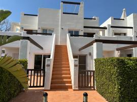 Penthouse Sleeps 4 with Rooftop Terrace, ξενοδοχείο σε El Romero