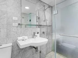 E1 - Hotel-Style Room with Study Corner