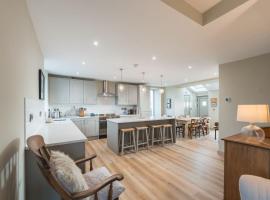 Mor Awel By Birch Stays New Home, hotel v destinaci Llanrhyddlad