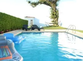 Villa Mit Großer Terrasse Und Pool In Paradela