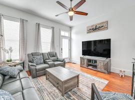 Family-Friendly Louisville Gem Prime Location!, отель в Луисвилле
