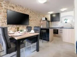 Ferienhaus Mit Whirlpool Und Sauna, In Kastelir