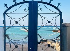 Stunning 2-Bedroom Beachfront Chalet with Private Beach Access in Dahab, cabin in Dahab