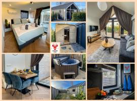 Lobsters Lodge in Heinkenszand ' Wellness Accommodation with Private Hottub, Private Sauna and Outdoor Shower ' Airco's ' Free Wifi ' Complimentary Bed linen and Towels, chata v destinaci heinkenszand