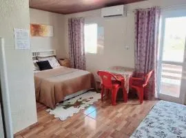 KITNET S4 em TORRES-RS - Confortável com cama casal box, cama de solteiro bicama, televisão, geladeira, micro-ondas, chaleira elétrica, ar-condicionado split - Anfitriã Superhost no BnB