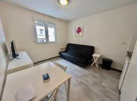 Studio near train station and downtown with free parking