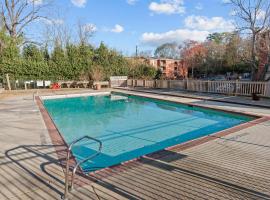 Classic City Getaway at Stadium Village, hotel a Athens