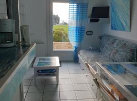 Vue sur mer 300m de la plage, hotel em Arzon